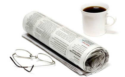 Periódico y taza de café